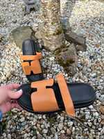 On Vacay - H sliders, sandals with strap detail - tan